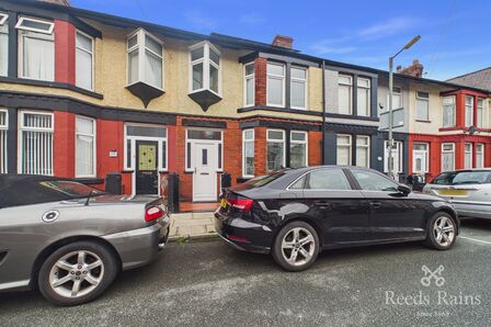 3 bedroom Mid Terrace House to rent