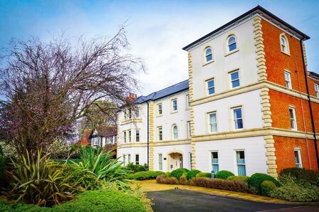 Hunters Reach Kenilworth Ro, 2 bedroom  Flat to rent, £1,500 pcm