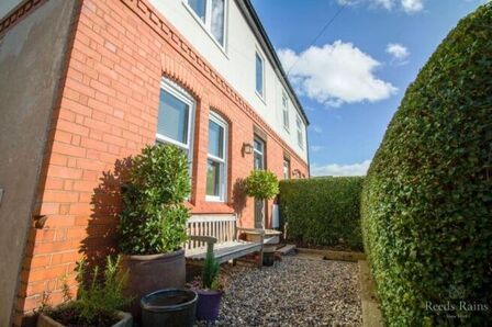 Heath Lane, 2 bedroom Semi Detached House to rent, £1,250 pcm