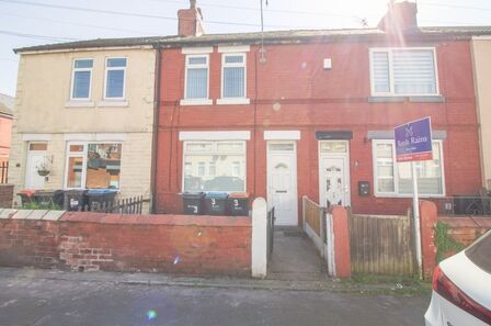 Livingstone Road, 2 bedroom Mid Terrace House to rent, &pound;825 pcm