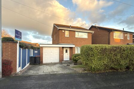 Fairways Drive, 3 bedroom Detached House for sale, &pound;260,000