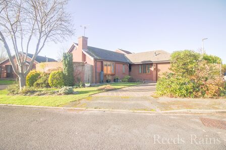 St. Marks Crescent, 3 bedroom Detached Bungalow for sale, £340,000