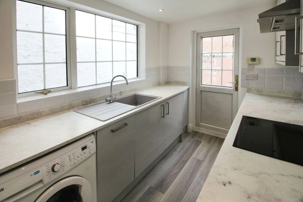 2 bedroom Mid Terrace House to rent, Prestbury Road, Macclesfield, SK10
