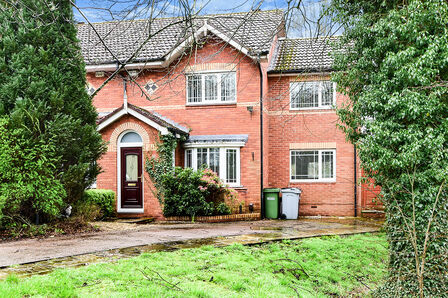 Pickenham Close, 4 bedroom Semi Detached House to rent, £1,600 pcm
