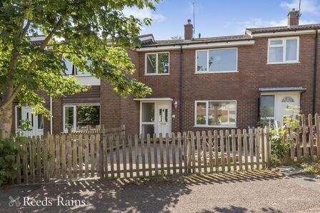 Kirkstall Close, 3 bedroom Mid Terrace House to rent, &pound;1,200 pcm