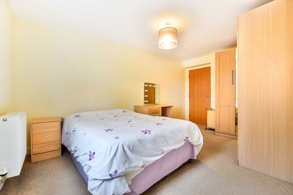 2 bedroom Flat for sale, Victoria Road, Macclesfield, SK10 £204,000