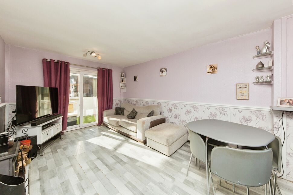 2 bedroom End Terrace House for sale, Chestnut Avenue, Macclesfield, SK10 £195,000