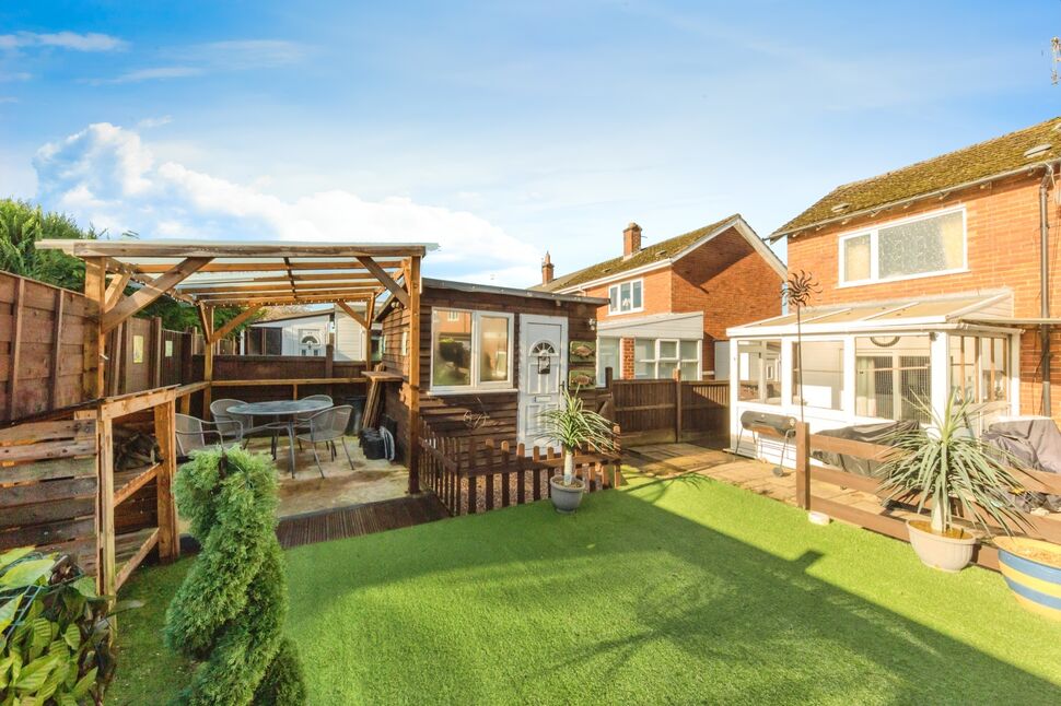 2 bedroom End Terrace House for sale, Chestnut Avenue, Macclesfield, SK10 £195,000