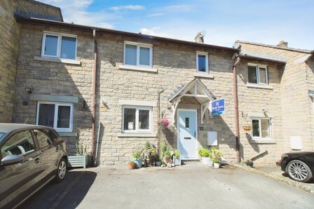 2 bedroom Mid Terrace House for sale