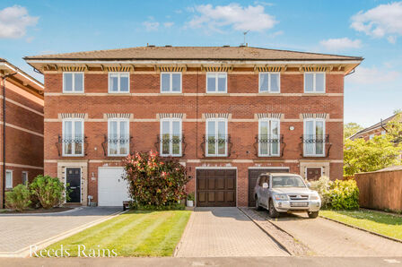 4 bedroom Mid Terrace House for sale