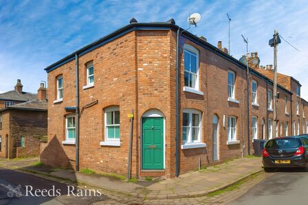 St. Georges Street, 2 bedroom End Terrace House to rent, £925 pcm