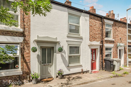 2 bedroom Mid Terrace House for sale