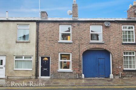 3 bedroom Mid Terrace House to rent