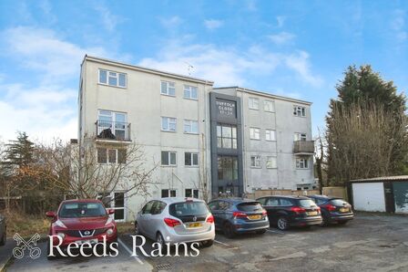 Suffolk Close, 2 bedroom Flat for sale, &pound;70,000