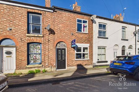 2 bedroom Mid Terrace House for sale