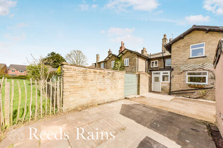 3 bedroom Mid Terrace House for sale