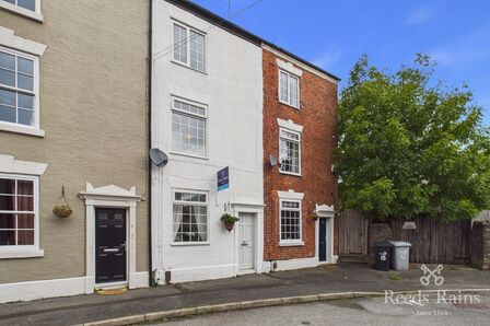 3 bedroom Mid Terrace House for sale
