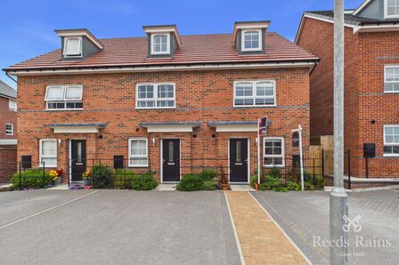 Wilshaw Place, 4 bedroom Semi Detached House for sale, &pound;340,000
