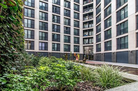 Piccadilly Place, 2 bedroom  Flat to rent, £1,400 pcm