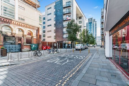 High Street, 2 bedroom Flat to rent, &pound;1,350 pcm