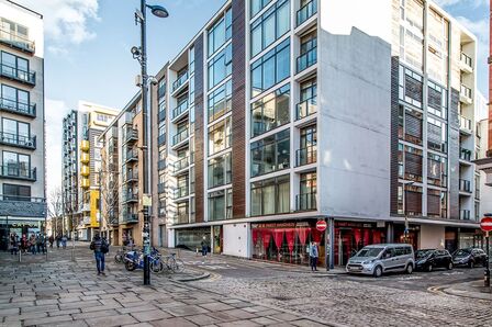 High Street, 2 bedroom  Flat to rent, £1,275 pcm