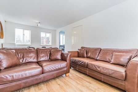 Stretford Road, 2 bedroom  Flat to rent, £1,250 pcm