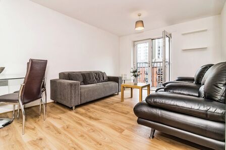 Chapeltown Street, 3 bedroom Flat to rent, &pound;1,600 pcm