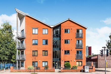 Stretford Road, 2 bedroom  Flat to rent, £1,400 pcm