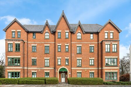 Hadfield Close, 2 bedroom Flat to rent, &pound;1,100 pcm