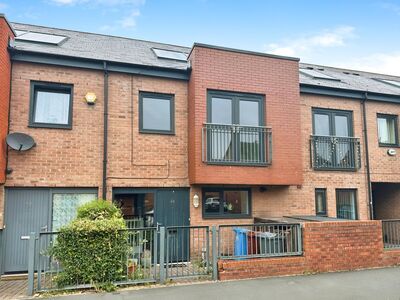 3 bedroom Mid Terrace House for sale