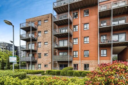The Waterfront, 2 bedroom Flat to rent, &pound;1,200 pcm