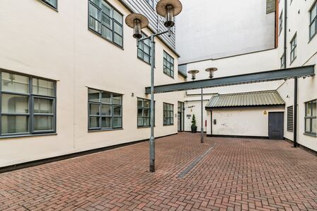 Naples Street, 2 bedroom Flat to rent, &pound;1,350 pcm