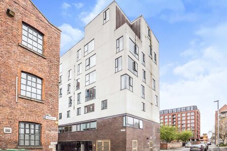 Loom Street, 2 bedroom  Flat to rent, £1,200 pcm