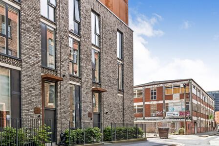 Ellesmere Street, 2 bedroom Mid Terrace House to rent, £1,750 pcm