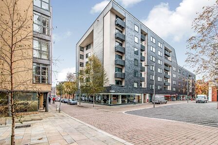 High Street, 2 bedroom  Flat to rent, £1,300 pcm