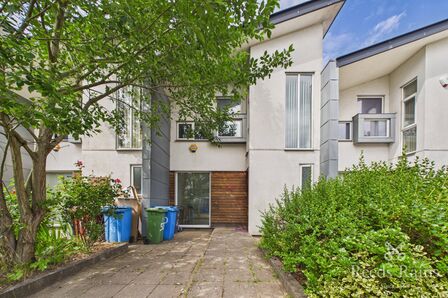 3 bedroom Mid Terrace House to rent