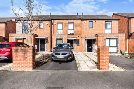 Garforth Avenue, 2 bedroom Mid Terrace House to rent, £1,560 pcm