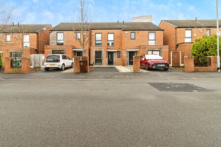 Garforth Avenue, 2 bedroom Mid Terrace House to rent, &pound;1,440 pcm