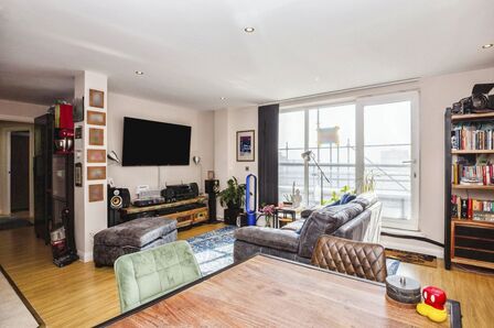 Taylorson Street South, 2 bedroom  Flat for sale, £130,000