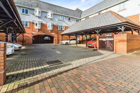 Winnipeg Quay, 2 bedroom  Flat for sale, £225,000