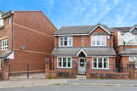 Larch Gardens, 4 bedroom Detached House for sale, £400,000