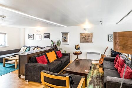 Newton Street, 2 bedroom  Flat for sale, £325,000