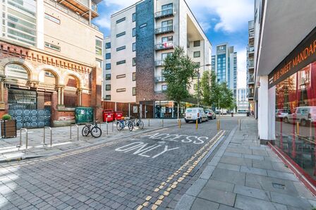 High Street, 1 bedroom  Flat for sale, £210,000