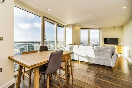 Blue, 2 bedroom  Flat for sale, £224,950
