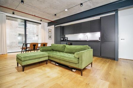 Chapeltown Street, 2 bedroom  Flat for sale, £300,000