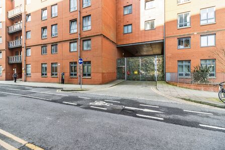 Ellesmere Street, 2 bedroom  Flat to rent, £1,200 pcm