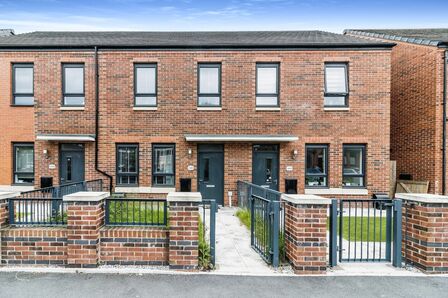 Ashton Old Road, 2 bedroom Mid Terrace House to rent, £1,350 pcm
