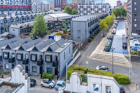 2 bedroom Mid Terrace House for sale