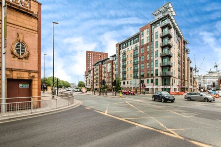 Chapel Street, 2 bedroom  Flat to rent, £1,200 pcm