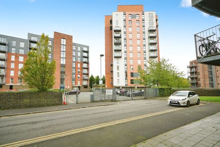 Stillwater Drive, 2 bedroom  Flat to rent, £1,050 pcm